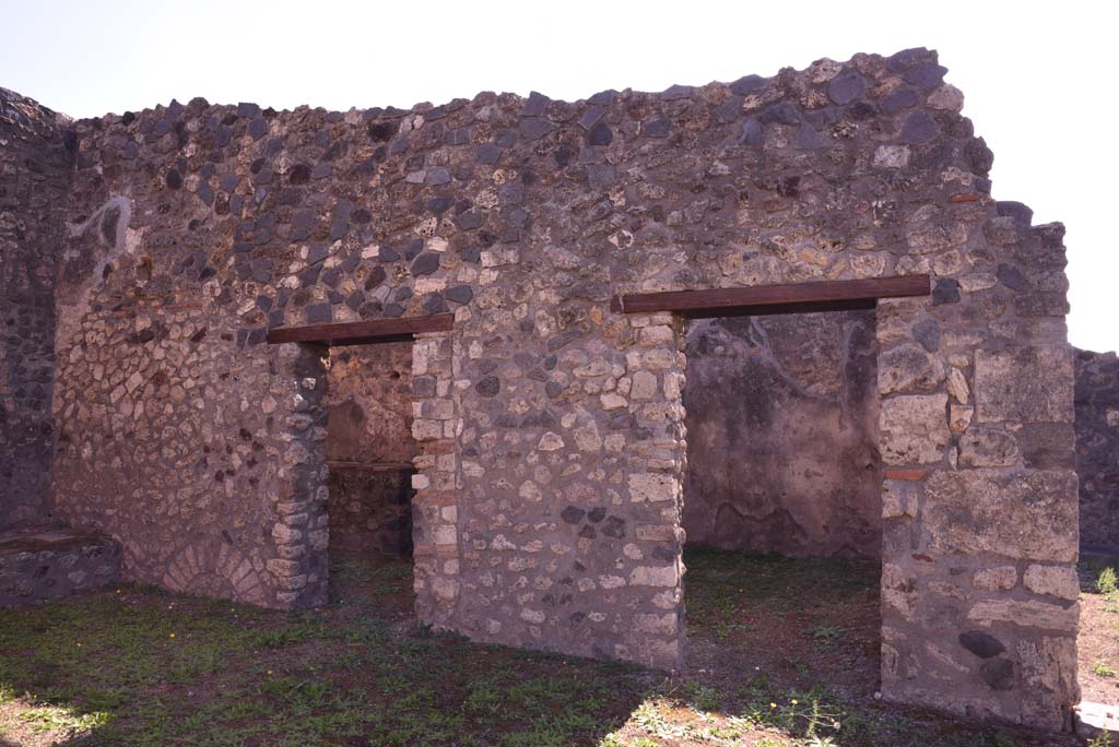 I.4.22 Pompeii. October 2019. Doorways to rooms “g”, on left, “h” and “i”, in south-east corner of atrium.
Foto Tobias Busen, ERC Grant 681269 DÉCOR.
