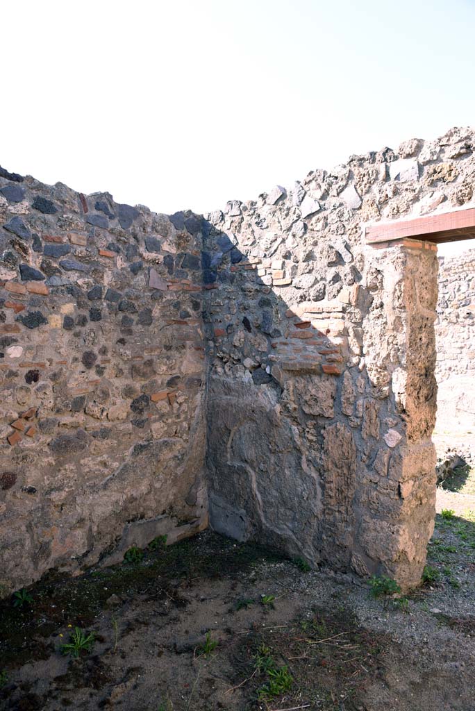 I.4.25/1.4.5 Pompeii. October 2019. 
Cubiculum 8, looking towards north-west corner and doorway in north wall.
Foto Tobias Busen, ERC Grant 681269 DCOR.
