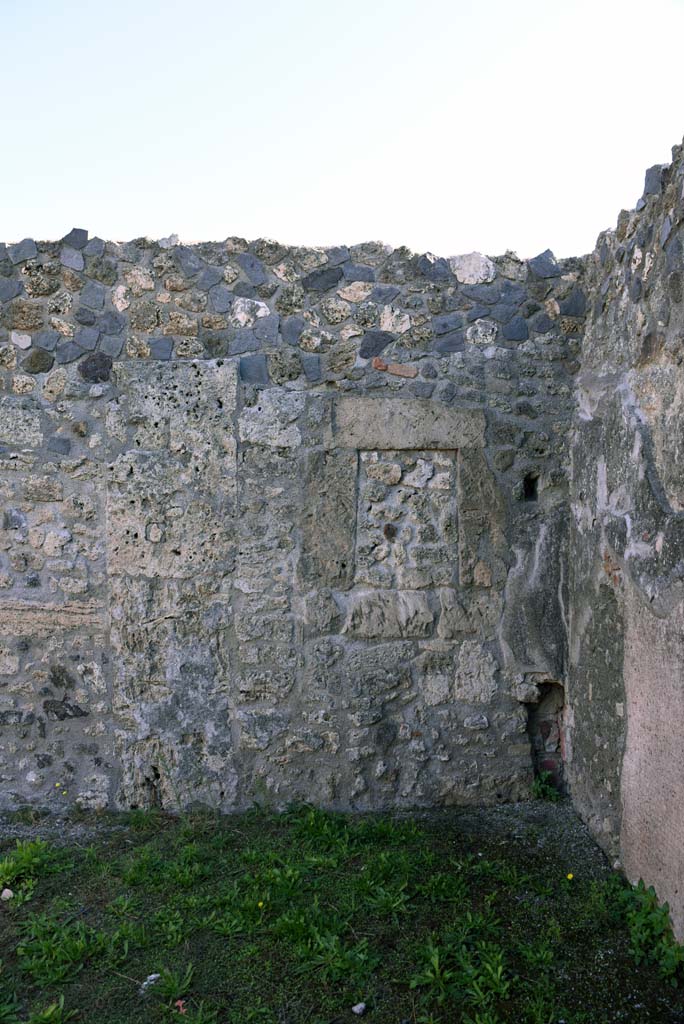 I.4.25/1.4.5 Pompeii. October 2019. South ala 12, east wall in south-east corner.
Foto Tobias Busen, ERC Grant 681269 DCOR.
