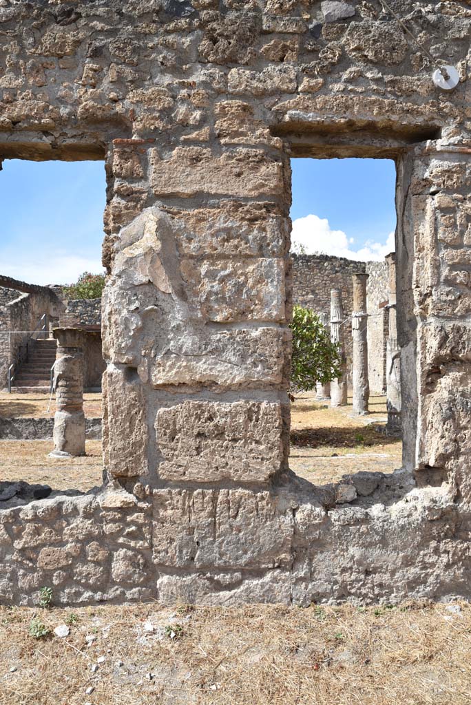 I.4.25 Pompeii. September 2020. 
Lower Peristyle 32, continuation of north wall of north portico with windows through to Middle Peristyle 17.
Foto Tobias Busen, ERC Grant 681269 DCOR.
