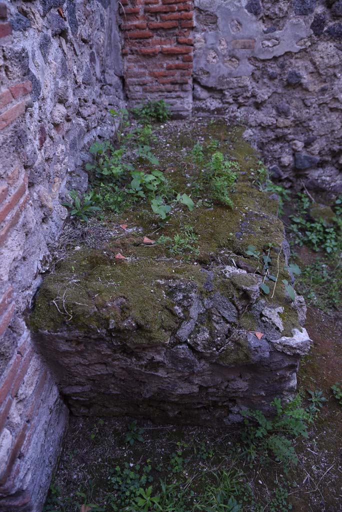 I.4.25 Pompeii. October 2019. Room 64, looking west along bench/hearth against south wall.
Foto Tobias Busen, ERC Grant 681269 DCOR.
