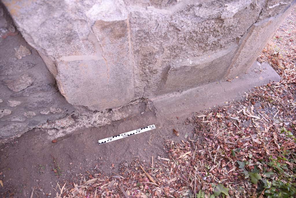 I.4.25 Pompeii. September 2020. 
Upper Peristyle 56, looking north towards detail from south side of pilaster/wall of area on north portico.
Foto Tobias Busen, ERC Grant 681269 DCOR

