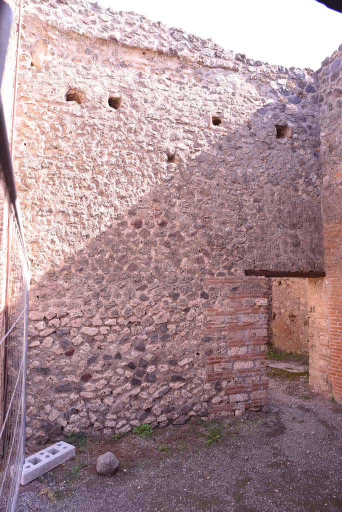I.4.26 Pompeii. October 2019. East wall with doorway to drying room ?
Foto Tobias Busen, ERC Grant 681269 DCOR.
