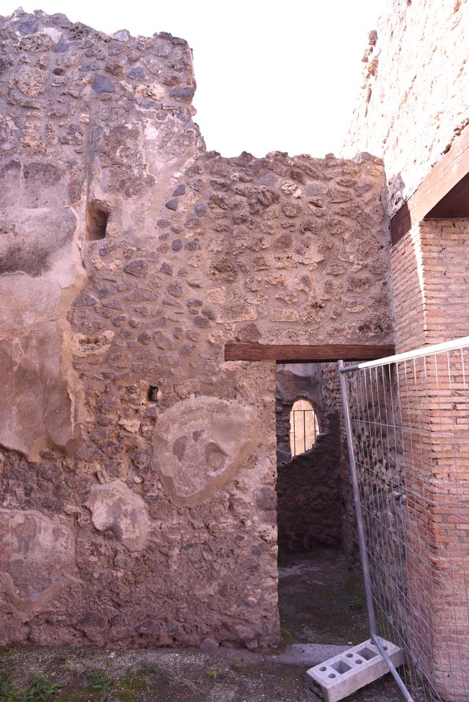I.4.26 Pompeii. October 2019. North end of west wall with doorway to room under steps in I.4.25.
Foto Tobias Busen, ERC Grant 681269 DCOR.
