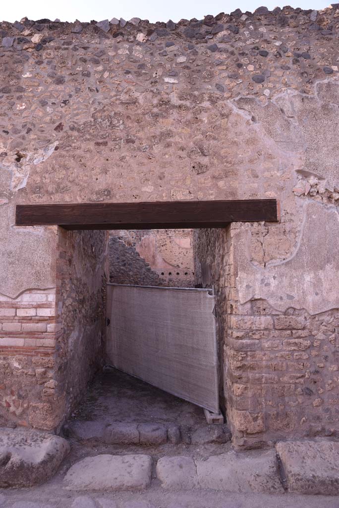 I.4.28 Pompeii. October 2019. Entrance doorway, looking north. 
Foto Tobias Busen, ERC Grant 681269 DÉCOR.
