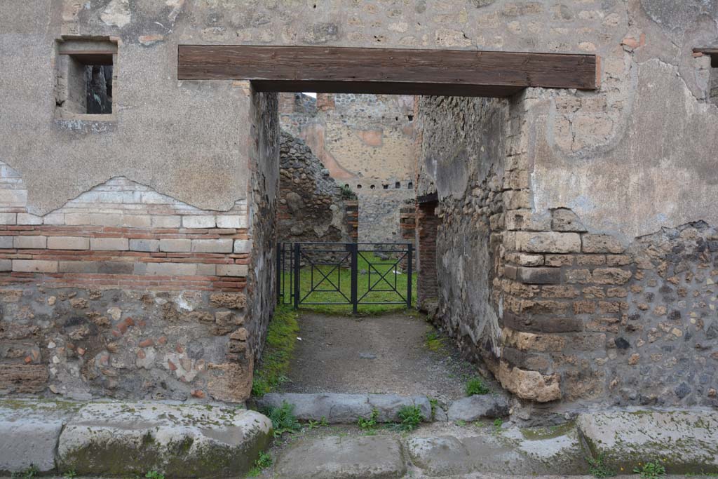 I.4.28 Pompeii. March 2018. Looking north towards front façade with entrance doorway.  
Foto Tobias Busen, ERC Grant 681269 DÉCOR.
