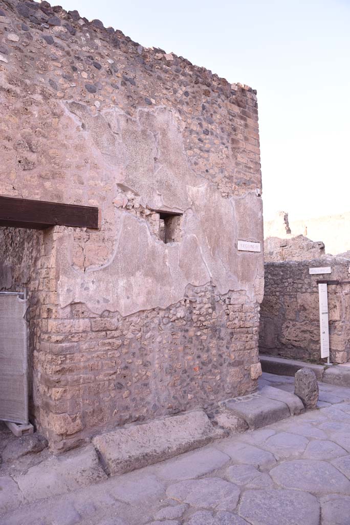 I.4.28 Pompeii. October 2019. 
Looking towards east (right) front façade, and corner junction with Vicolo del Citarista.
Foto Tobias Busen, ERC Grant 681269 DÉCOR.
