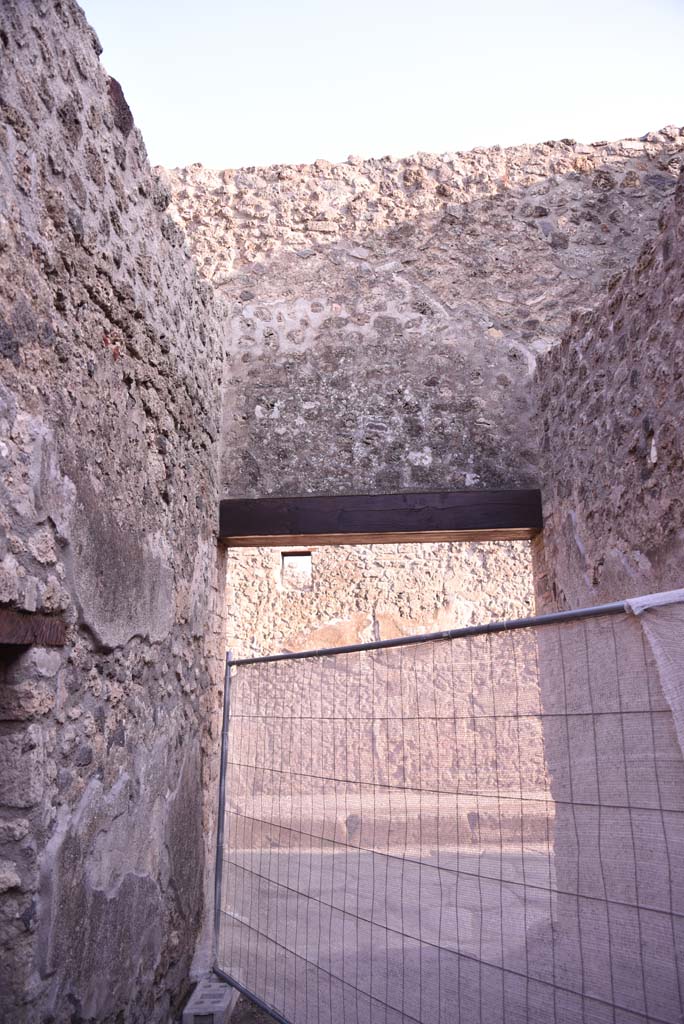 I.4.28 Pompeii. October 2019. Entrance corridor/fauces 28, looking south to entrance doorway. 
Foto Tobias Busen, ERC Grant 681269 DÉCOR.
