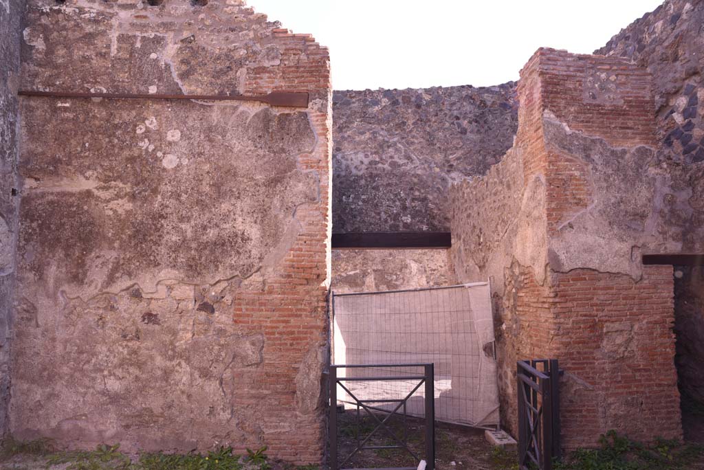 I.4.28 Pompeii. October 2019. Looking south in room 26 towards entrance corridor 28.
Foto Tobias Busen, ERC Grant 681269 DÉCOR.
