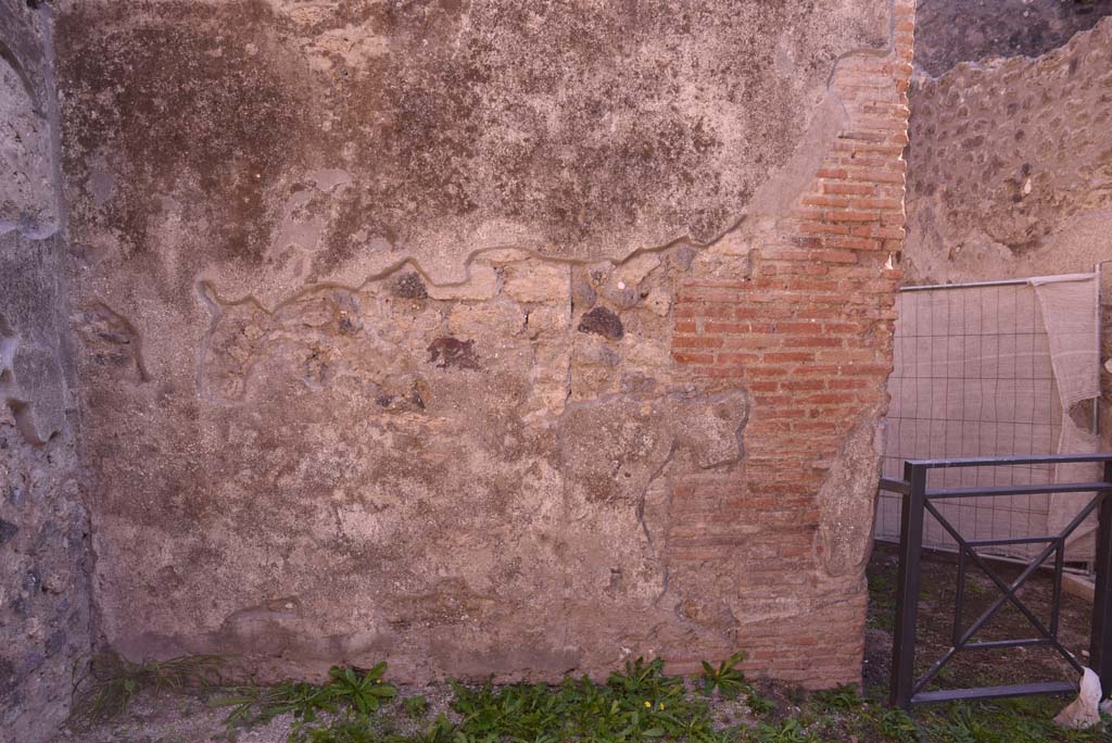 I.4.28 Pompeii. October 2019. Room 26, detail of south wall in south-east corner.
Foto Tobias Busen, ERC Grant 681269 DÉCOR.
