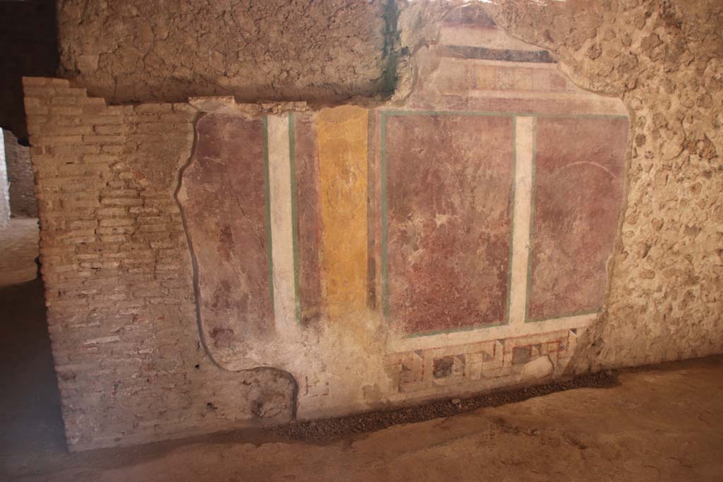 I.6.2 Pompeii. September 2019. Detail of painted decoration on east end of south wall of north wing. Photo courtesy of Klaus Heese.