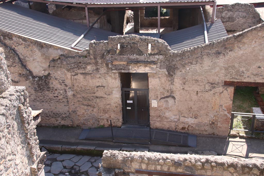 I.6.4 Pompeii. October 2022. Entrance doorway on south side of Via dell’Abbondanza. Photo courtesy of Klaus Heese. 
