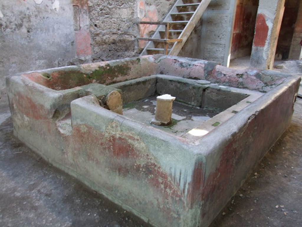 I.6.7 Pompeii. December 2006. Looking across impluvium from south-east corner. The impluvium in the atrium was converted and occupied by a large basin for fulling. 
