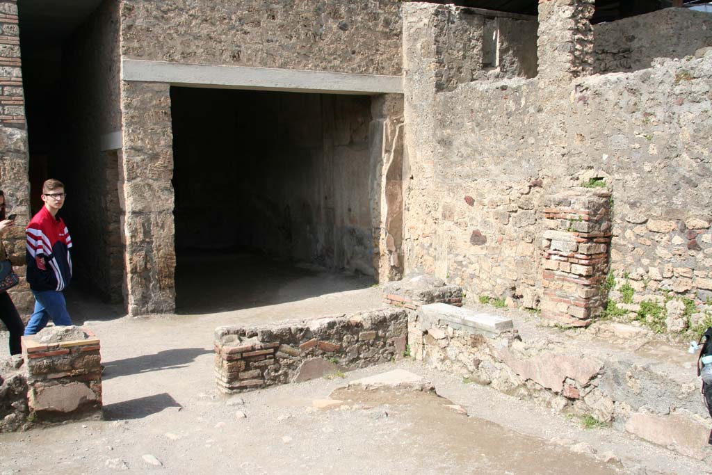 I.6.7 Pompeii. April 2013. Looking towards north-west corner of peristyle area, and doorway to triclinium.
Photo courtesy of Klaus Heese.
