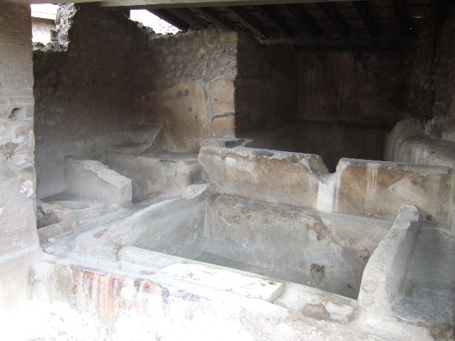 I.6.7 Pompeii. December 2005. Small treading vats on east  side of middle vat.