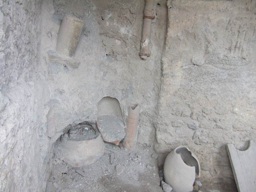 I.6.7 Pompeii. December 2005. Kitchen area, remains of latrine, amphorae and downpipe.