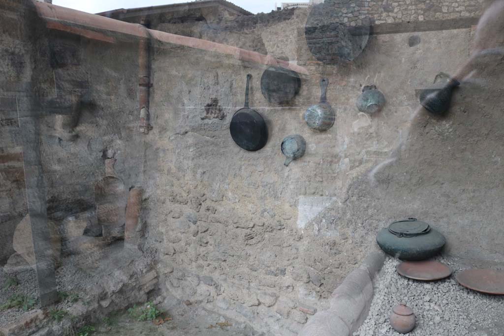 I.6.7 Pompeii. December 2018. Household utensils displayed on south wall of kitchen area. Photo courtesy of Aude Durand.