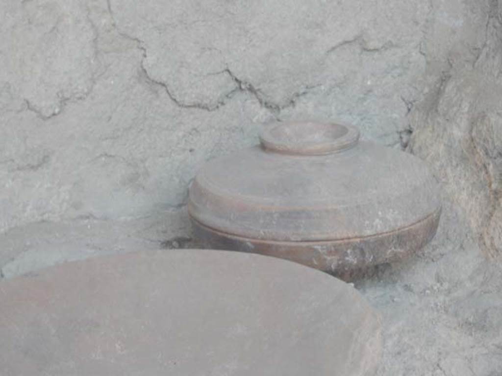 I.6.7 Pompeii. May 2017. Detail of plate and pot on top of hearth in kitchen area. 
Photo courtesy of Buzz Ferebee.
