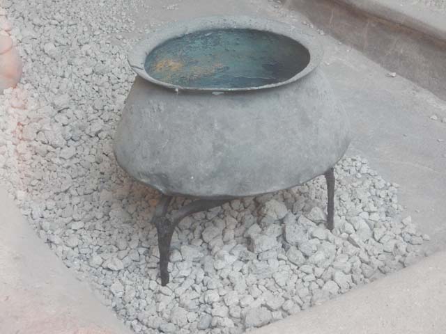 I.6.7 Pompeii. May 2017. Household cooking pot displayed on top of hearth in kitchen area. Photo courtesy of Buzz Ferebee.
