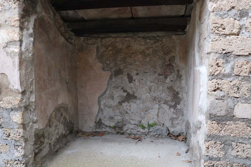 I.6.7 Pompeii. December 2018. 
Looking east into small covered area on east side of passageway from kitchen. Photo courtesy of Aude Durand.


