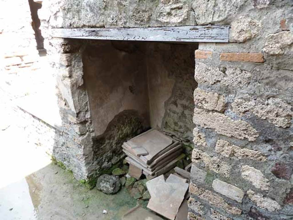 I.6.7 Pompeii. May 2010. Small covered area on east side of passageway from kitchen.