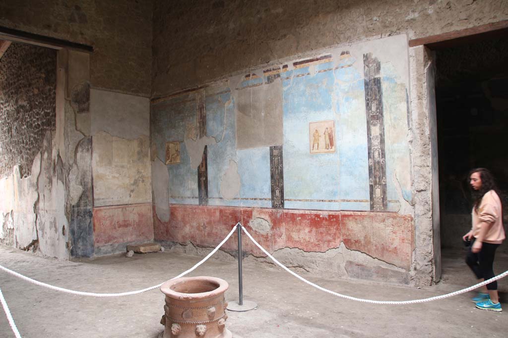 I.6.11 Pompeii. April 2014. Looking towards north end of east wall, with entrance corridor, on left. Photo courtesy of Klaus Heese.