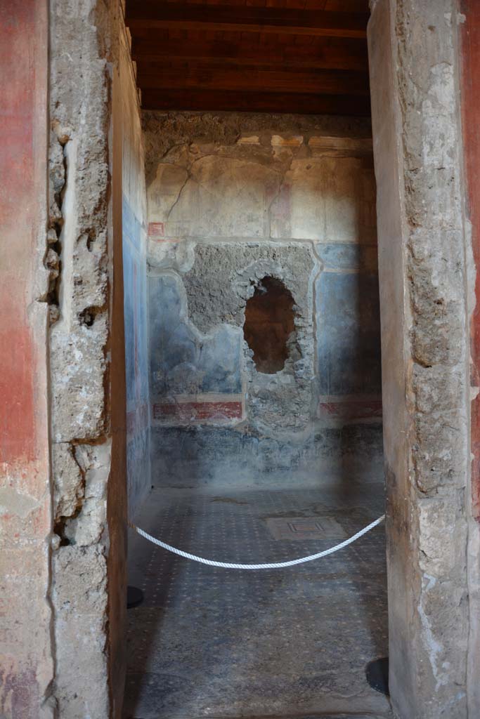 I.6.15 Pompeii. March 2019. 
Room 12, triclinium, looking north through doorway in north-east corner of atrium. 
Foto Annette Haug, ERC Grant 681269 DÉCOR
