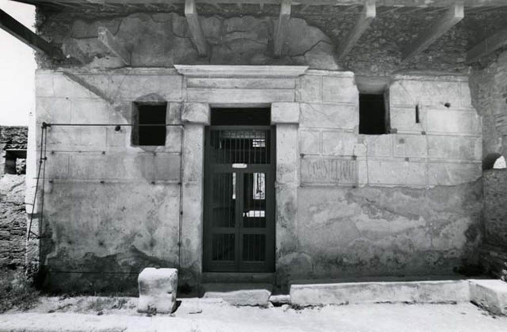 I.6.15 Pompeii. 1972. Casa dei Ceii or di Fabio e Tyranno, exterior, façade.  Photo courtesy of Anne Laidlaw.
American Academy in Rome, Photographic Archive. Laidlaw collection _P_72_4_9. 
