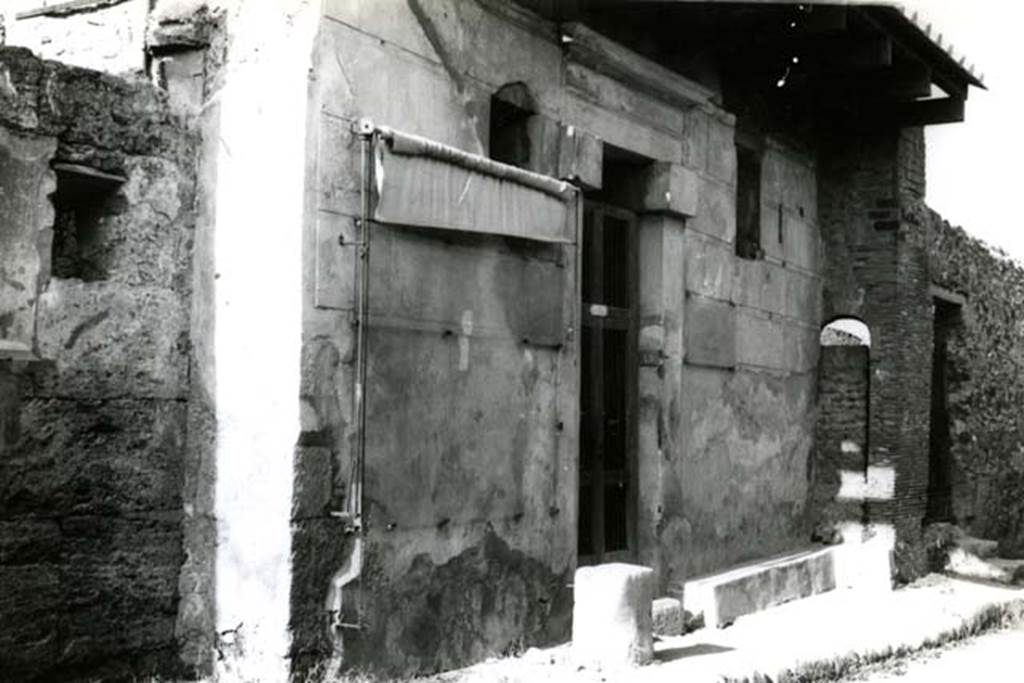 I.6.15 Pompeii. 1968.  Casa dei Ceii or di Fabio e Tyranno, façade.  Photo courtesy of Anne Laidlaw.
American Academy in Rome, Photographic Archive. Laidlaw collection _P_68_6_13. 
