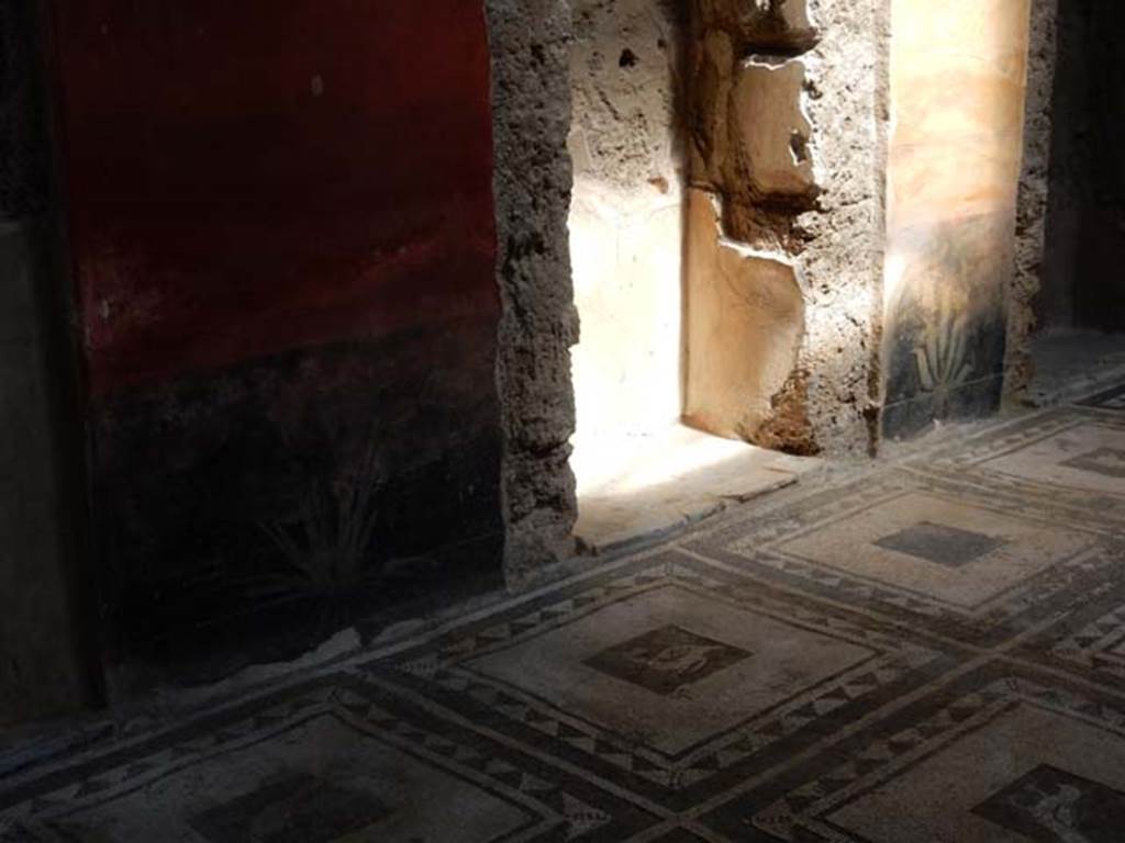 I.7.1 Pompeii. May 2016. East wall of atrium, with detail of zoccolo, remaining plaster in niche and mosaic floor.  Photo courtesy of Buzz Ferebee.

