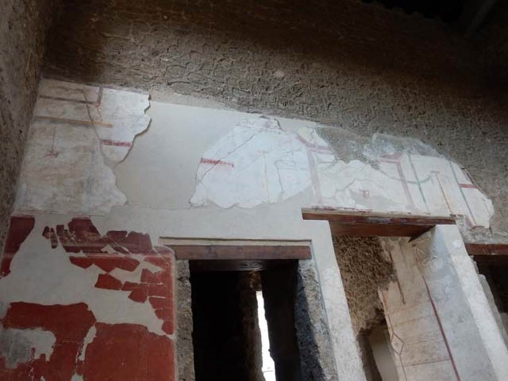 I.7.1 Pompeii. May 2016. Upper north wall in atrium. On the left side of the left doorway, level with the top of the doorway, the frieze of the painted bird and fruit mentioned below, can now be seen. Photo courtesy of Buzz Ferebee.

