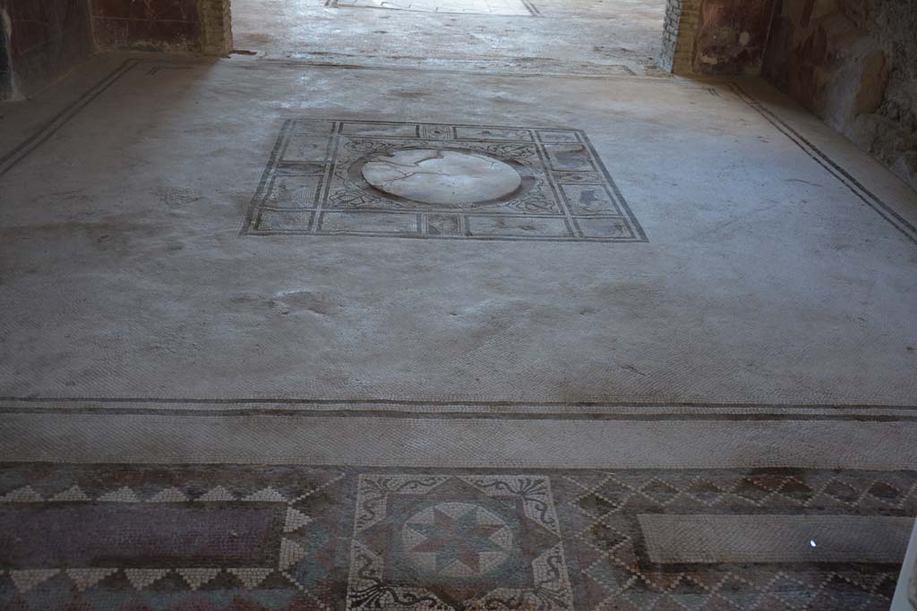 I.7.1 Pompeii. October 2019. Looking south from threshold between atrium and tablinum, across tablinum towards oecus.
Foto Annette Haug, ERC Grant 681269 DCOR.

