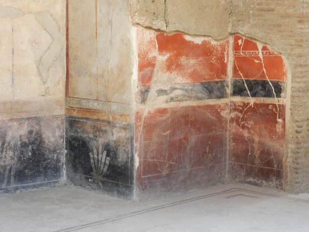 I.7.1 Pompeii. May 2016. East side of tablinum with painted decoration on zoccolo.
Photo courtesy of Buzz Ferebee.


