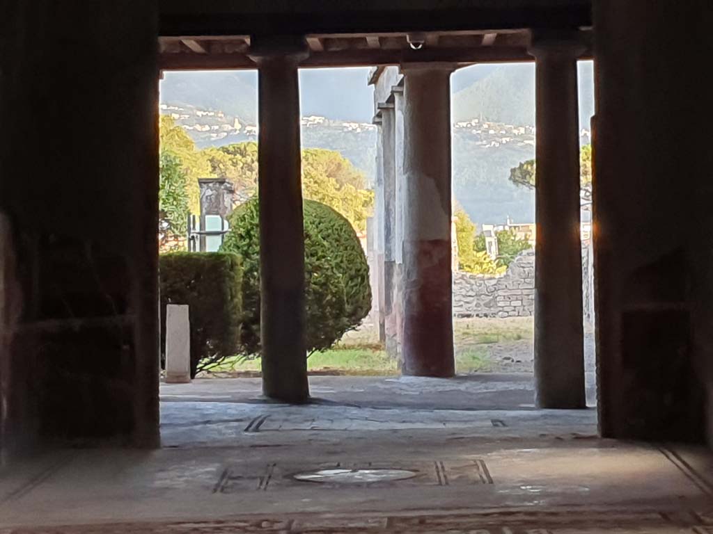 I.7.1 Pompeii. September 2019. Looking south across oecus towards peristyle.
Foto Annette Haug, ERC Grant 681269 DCOR.
