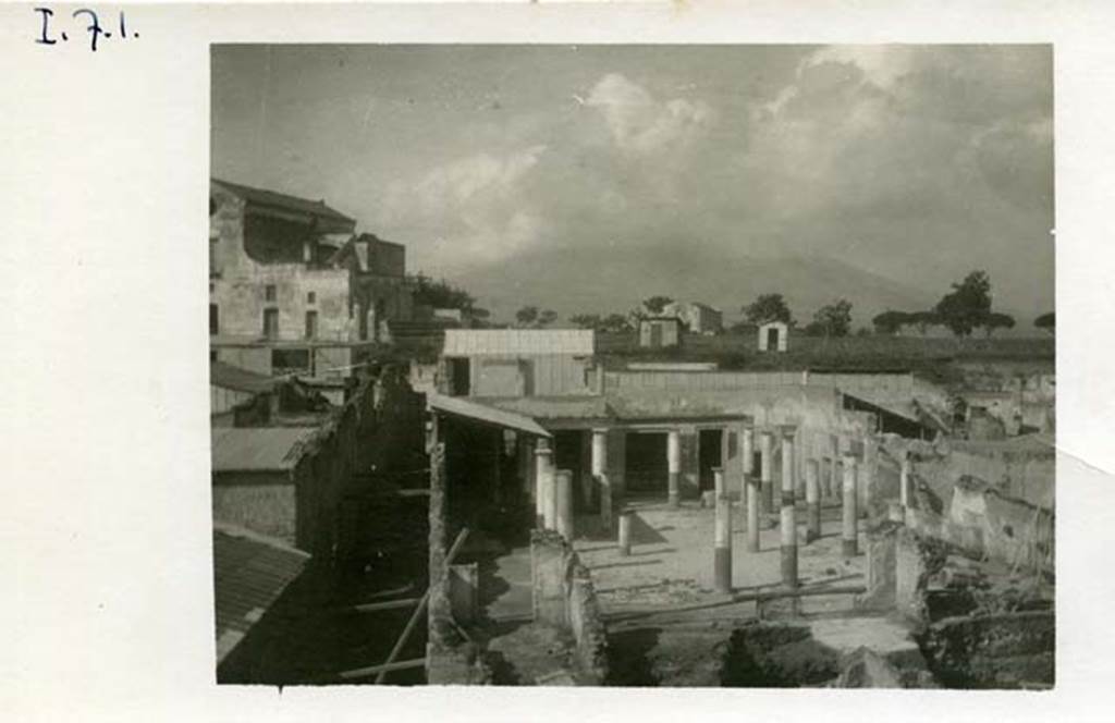 I.7.1 Pompeii. 1937-39. Looking north across peristyle. Photo courtesy of American Academy in Rome, Photographic Archive. Warsher collection no. 546a
