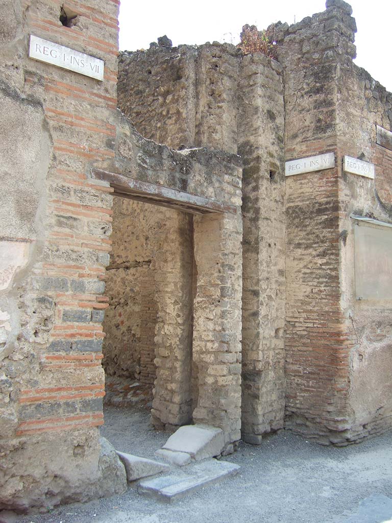 I.7.1 Pompeii, on left. Entrance to Vicolo di Paquius Proculus on Via dell’Abbondanza. 