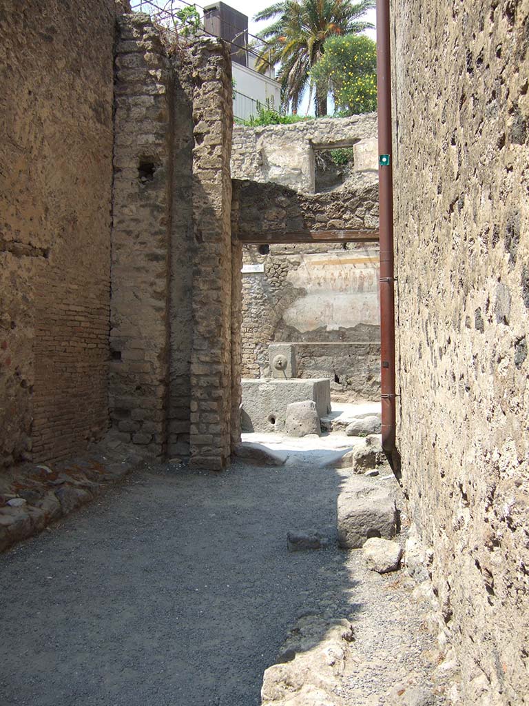 I.6, Pompeii, on left.  May 2006. Roadway looking north to Shrine of Twelve Gods.      I.7.1, on right.
