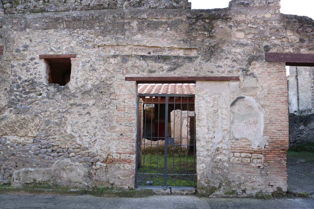 I.7.5 Pompeii. December 2018. Entrance doorway on south side of Via dell’Abbondanza. Photo courtesy of Aude Durand.