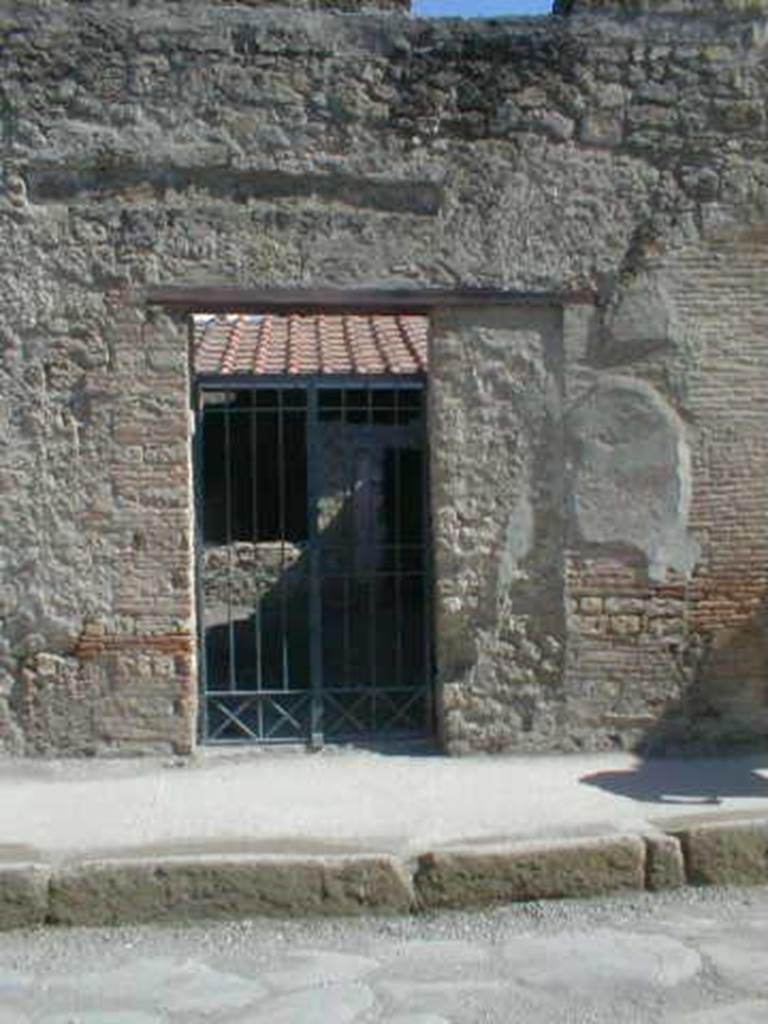 I.7.5 Pompeii. May 2005. Entrance doorway.
