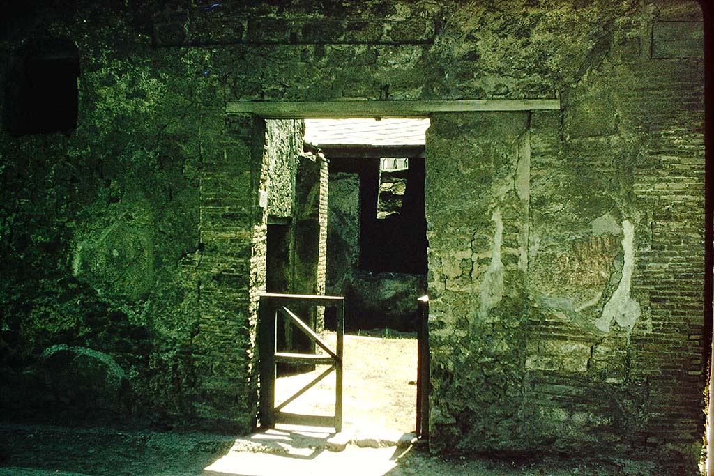 I.7.5 Pompeii. 1957. Looking towards entrance doorway on Via dell’Abbondanza. Photo by Stanley A. Jashemski.
Source: The Wilhelmina and Stanley A. Jashemski archive in the University of Maryland Library, Special Collections (See collection page) and made available under the Creative Commons Attribution-Non Commercial License v.4. See Licence and use details.
J57f0246
