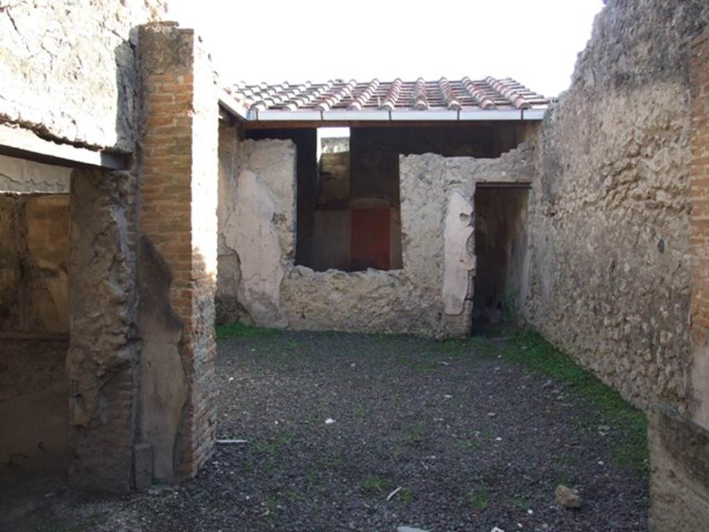 I.7.5 Pompeii. December 2007. Looking south from entrance, without an entrance fauces, across small courtyard.