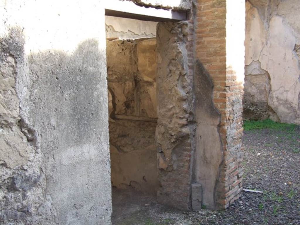 I.7.5 Pompeii. December 2007. Doorway to cubiculum, with floor of simple cocciopesto.