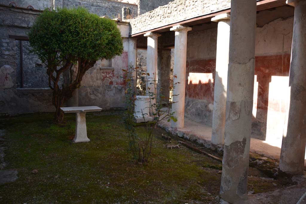 I.7.7 Pompeii. October 2019. Looking west from east portico.
Foto Annette Haug, ERC Grant 681269 DÉCOR

