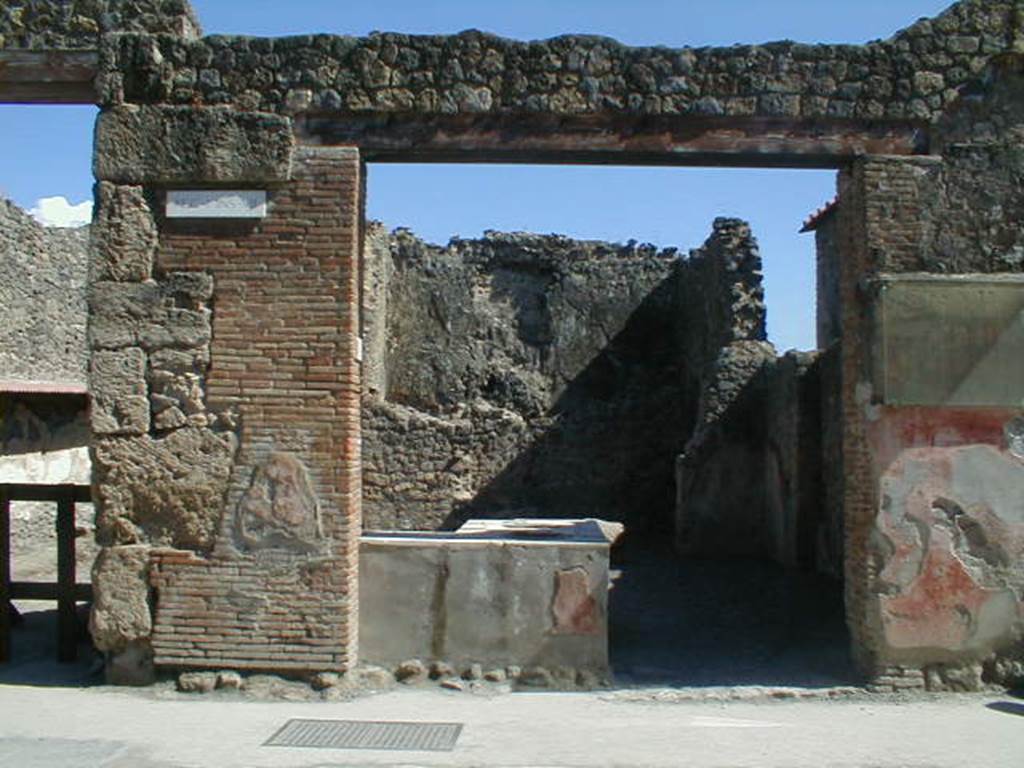 I.7.8 Pompeii. May 2005. Entrance on Via dell’ Abbondanza.