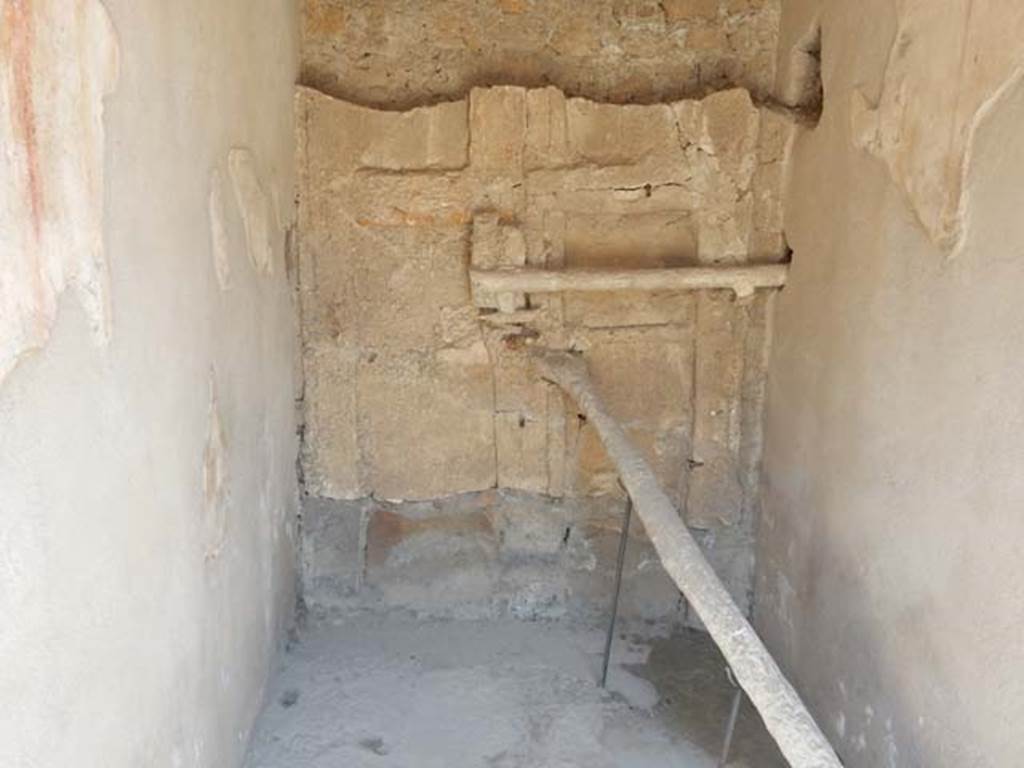 I.7.10 Pompeii. May 2017. Blocked doorway from the inside.
Cement cast of original wooden door comprising of two shutters reinforced with horizontal crossbar and forked pole securing the door. 
Photo courtesy of Buzz Ferebee.

