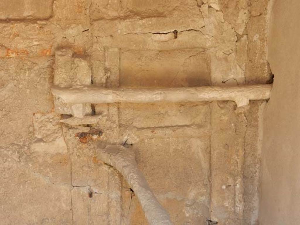 I.7.10 Pompeii. May 2017. Detail of cast of crossbar and forked pole. Photo courtesy of Buzz Ferebee.

