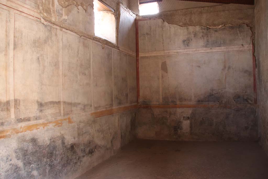 I.7.11 Pompeii. September 2021. Looking south in triclinium in the south-east corner of the atrium. Photo courtesy of Klaus Heese.