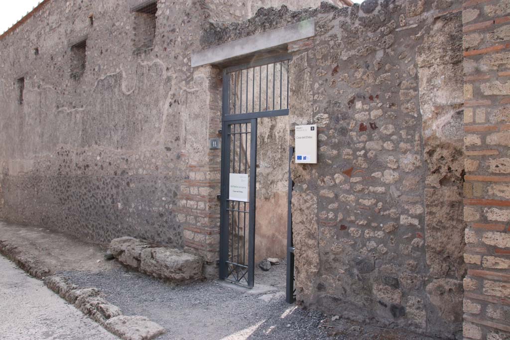 I.7.11 Pompeii. September 2021. Looking south to entrance doorway on west side of Vicolo dell’Efebo. Photo courtesy of Klaus Heese.