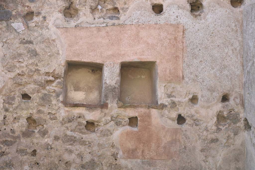 I.7.13 Pompeii. December 2018. Detail of two niches in west wall of atrium. Photo courtesy of Aude Durand.