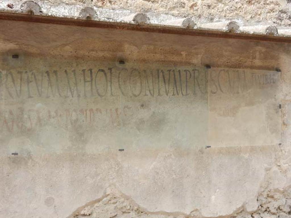 I.7.13 Pompeii. May 2017. Northern end of painted inscription found on south of entrance doorway.
Photo courtesy of Buzz Ferebee.
Painted Inscription supporting Caium Gavium Rufum and Marcum Holconium Priscum. [CIL IV 7242] 

These are recorded in CIL IV as 

C· GAVIVM · RVFVM · M · HOLCONIVM · PRISCVM IIVIR · I · D · O · V · F
CVSPIVM · PANSAM · POPIDIVM · SECVNDVM · AEDILES D · R · P · O · V · F 
See Della Corte M., 1955. Corpus Inscriptionum Latinarum Vol. IV, Supp 3, Lieferung 1. Berlin: De Gruyter, p. 799.

According to Epigraphik-Datenbank Clauss/Slaby (See www.manfredclauss.de), this read as –

C(aium) Gavium Rufum M(arcum) Holconium Priscum IIvir(os) i(ure) d(icundo) o(ro) v(os) f(aciatis) 
Cuspium Pansam Popidium Secundum aediles d(ignum) r(ei) p(ublicae) o(ro) v(os) f(aciatis)         [CIL IV 7242]

Michael Binns has provided this translation:
I beg that you make Gaius Gavius Rufus and Marcus Holconius Priscus duumvirs for stating the law. 
I beg that you make Cuspius Pansa and Popidius Secundus aediles, (as they are) worthy of the city.         [CIL IV 7242]

